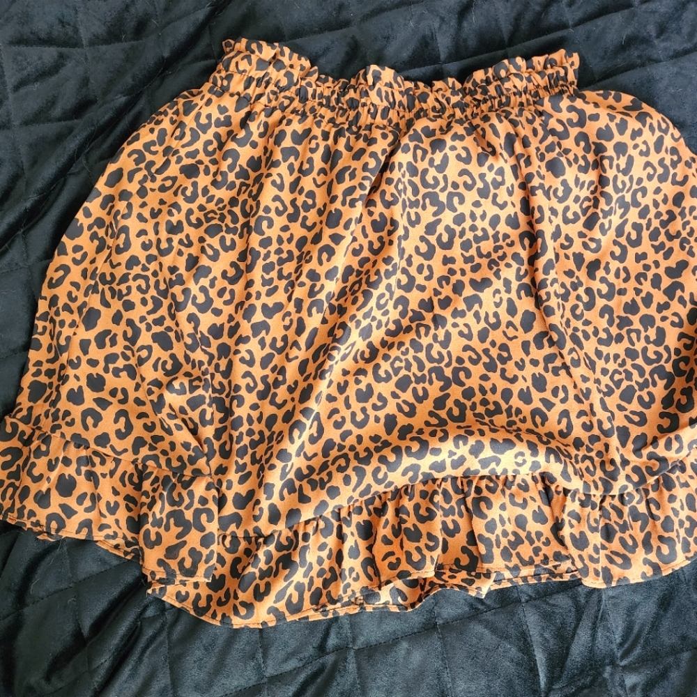 Short leopard print skirt